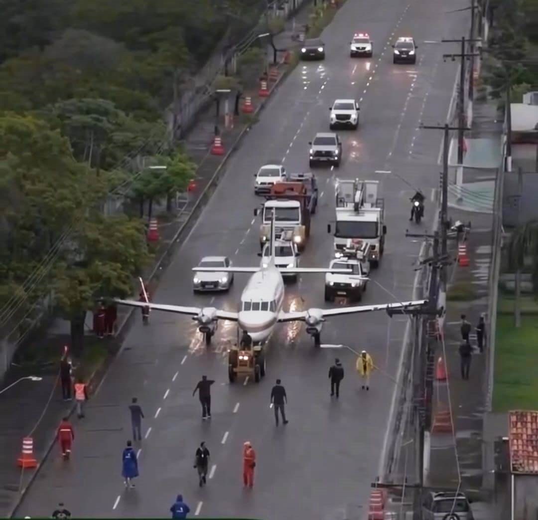 Aviao-Bandeirante-cruza-ruas-de-Macapa_Imagem-Governo-do-Macapa-1