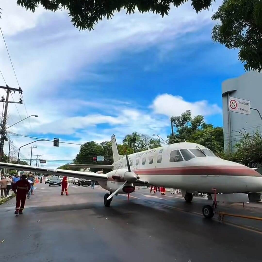 Avião Bandeirante cruza ruas de Macapá e um detalhe surpreende quem assistiu à cena