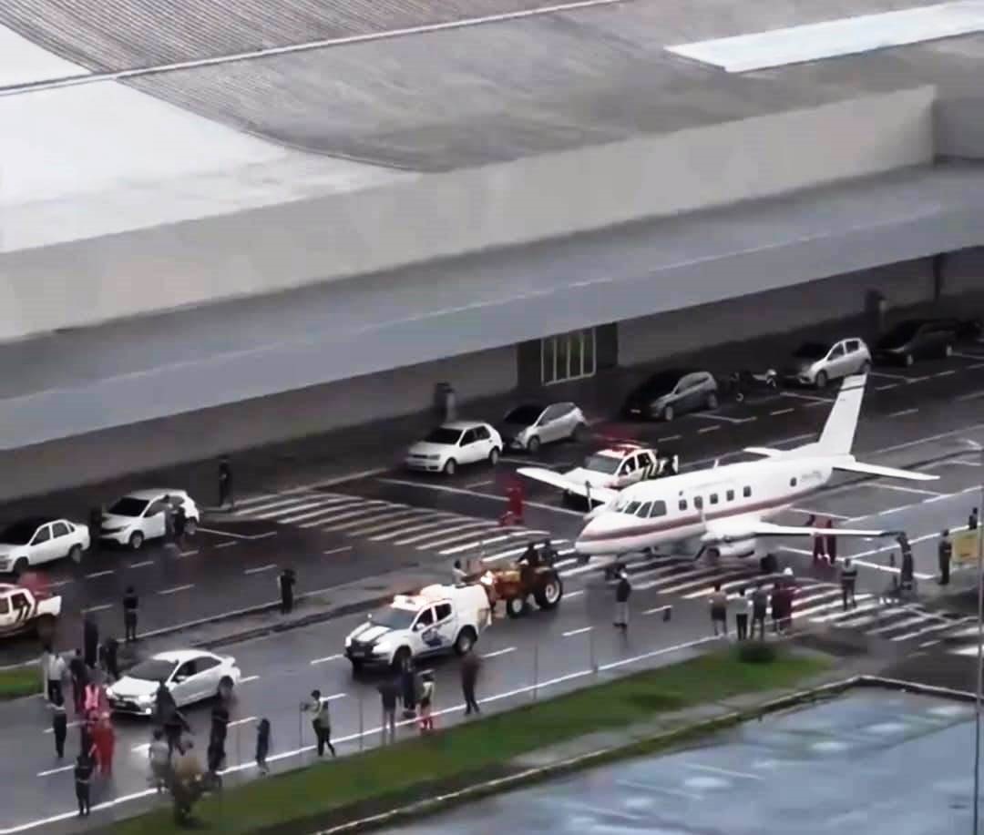 Aviao-Bandeirante-cruza-ruas-de-Macapa_Imagem-Governo-do-Macapa-2