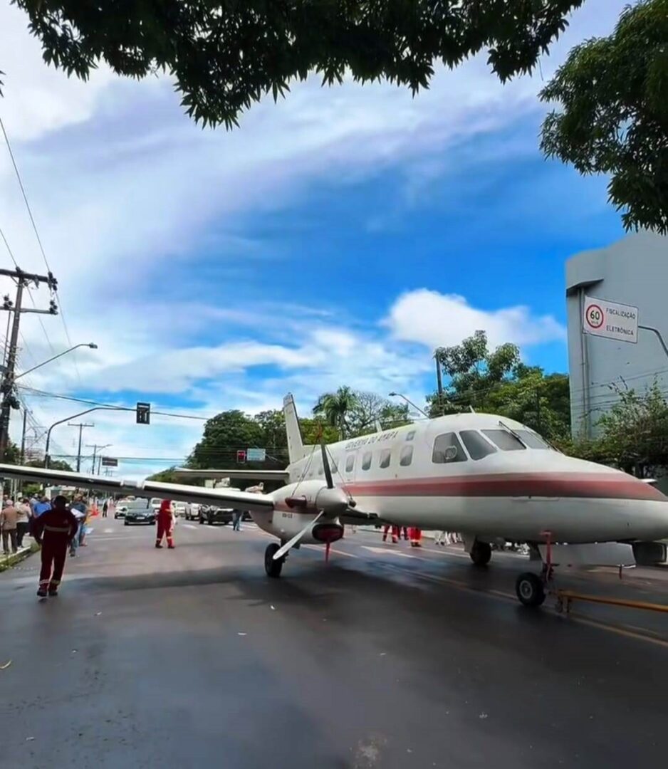 Aviao-Bandeirante-cruza-ruas-de-Macapa_Imagem-Governo-do-Macapa