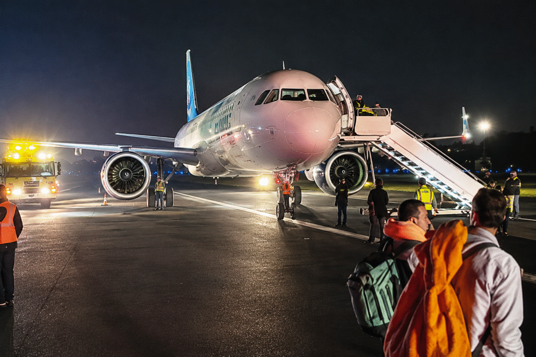 Avião da Frontier suga homem que invadiu a pista durante a decolagem_Imagem divulgação 1