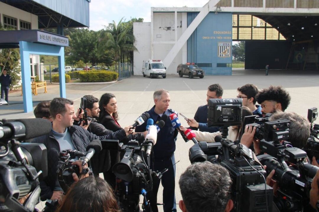 Militares da Polícia da Aeronáutica conduzem urna funerária durante cerimônia solene na Base Aérea de São Paulo após tragédia da Voepass 1