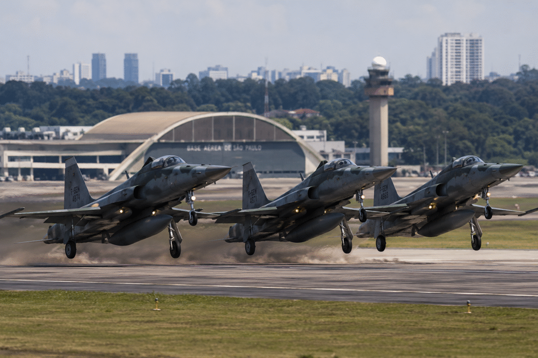 F-5EM na Base Aérea de São Paulo e decolando de GRU_Imagem ilustrativa 1