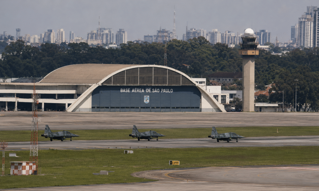 F-5EM-na-Base-Aerea-de-Sao-Paulo-e-decolando-de-GRU_Imagem-ilustrativa