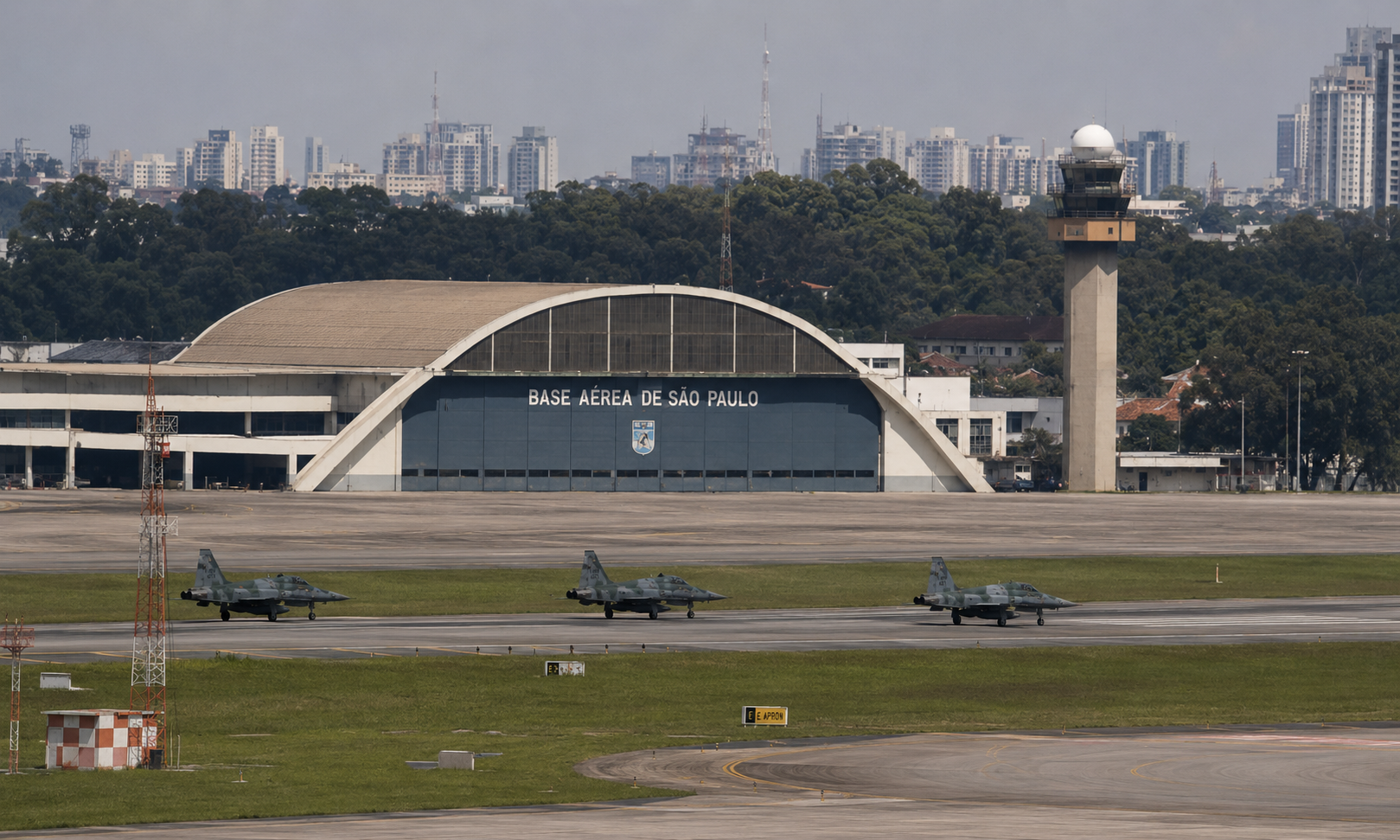 F-5EM-na-Base-Aerea-de-Sao-Paulo-e-decolando-de-GRU_Imagem-ilustrativa