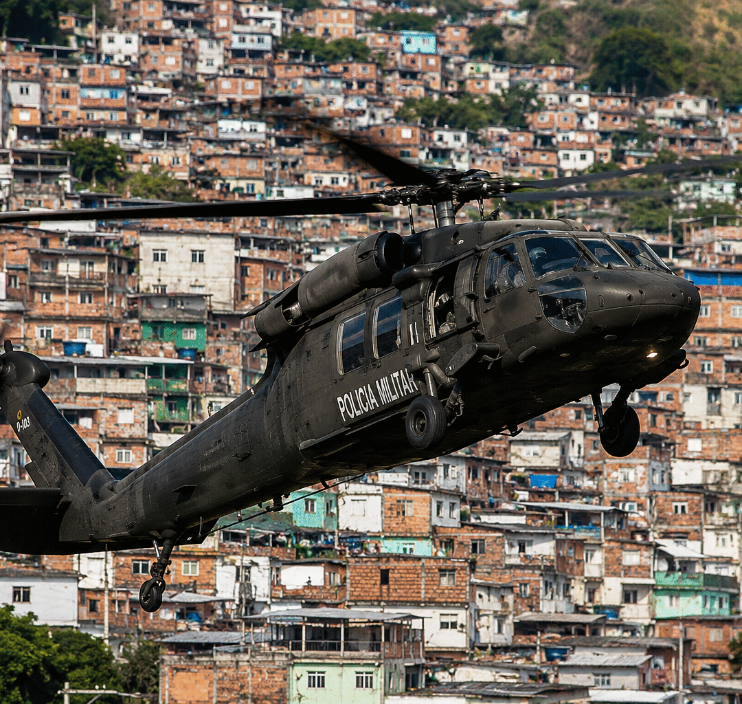Compra de Black Hawk para a PM do Rio é suspensa e levanta dúvidas sobre licitação, uso urbano e procedência da aeronave