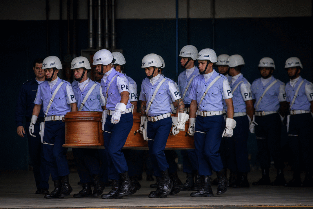 Militares da Polícia da Aeronáutica conduzem urna funerária durante cerimônia solene na Base Aérea de São Paulo após tragédia da Voepass 1