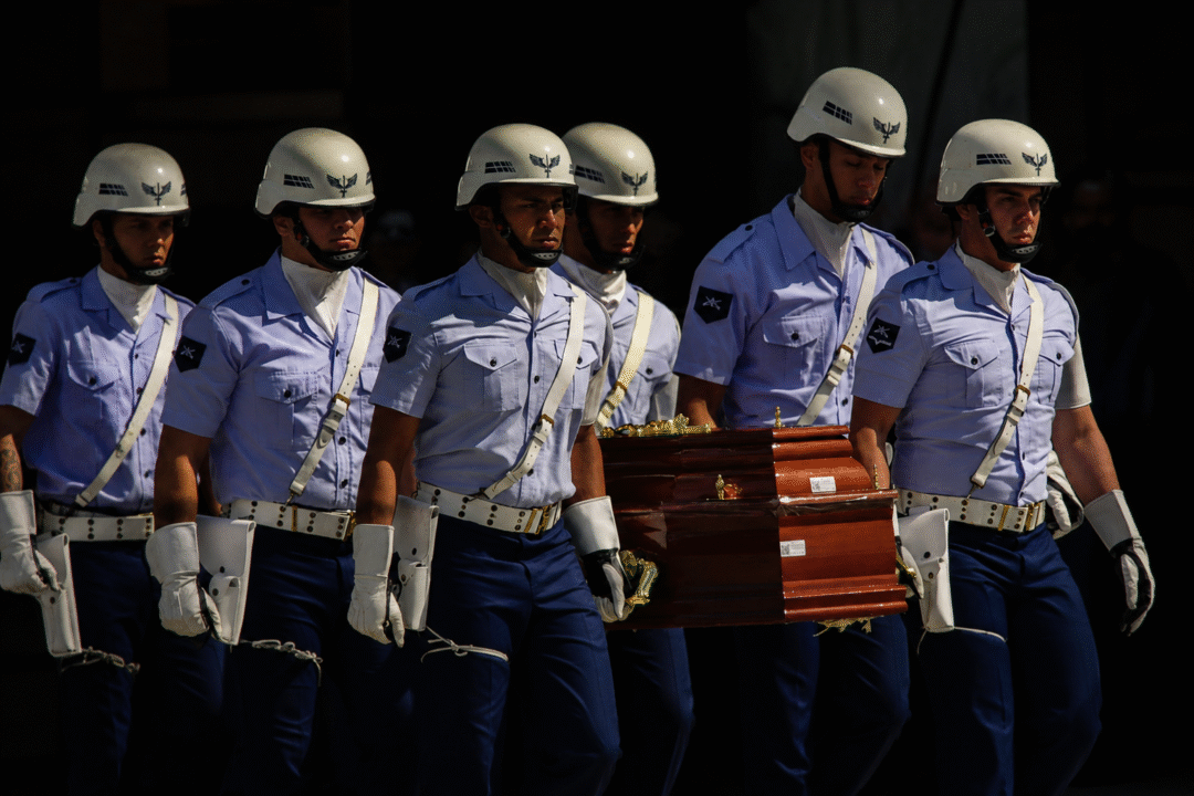 Militares da Polícia da Aeronáutica conduzem urna funerária durante cerimônia solene na Base Aérea de São Paulo após tragédia da Voepass_Imagem divulgação