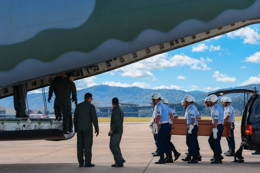 Polícia da Aeronáutica conduz urna funerária para embarque em aeronave da FAB na Base Aérea de São Paulo após tragédia da Voepass_Imagem divulgação