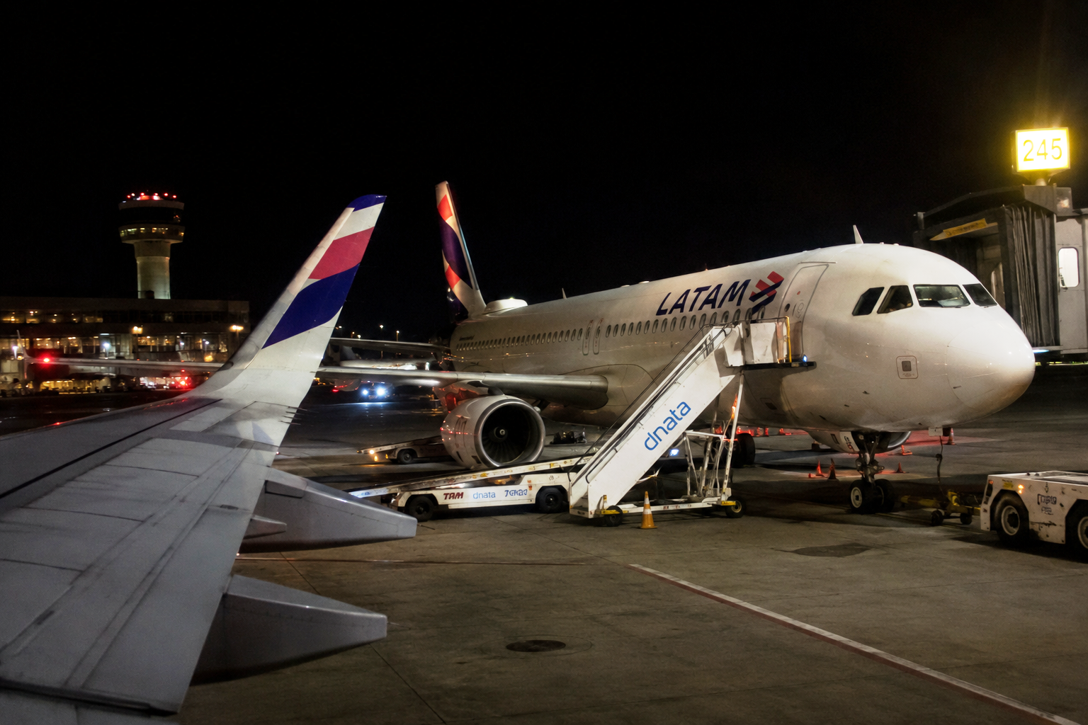 Avião da LATAM parado no pátio do Aeroporto de Guarulhos para desembarque dos pax_Imagem Ilustrativa