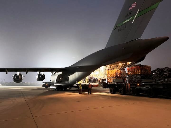 EUA-enviando-C-17-Globemaster-com-ajuda-para-a-Venezuela_Imagem-USAF