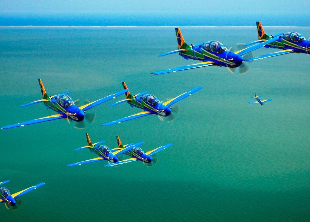 Esquadrilha da Fumaça forma novo líder para comandar aviões A 29 em demonstrações