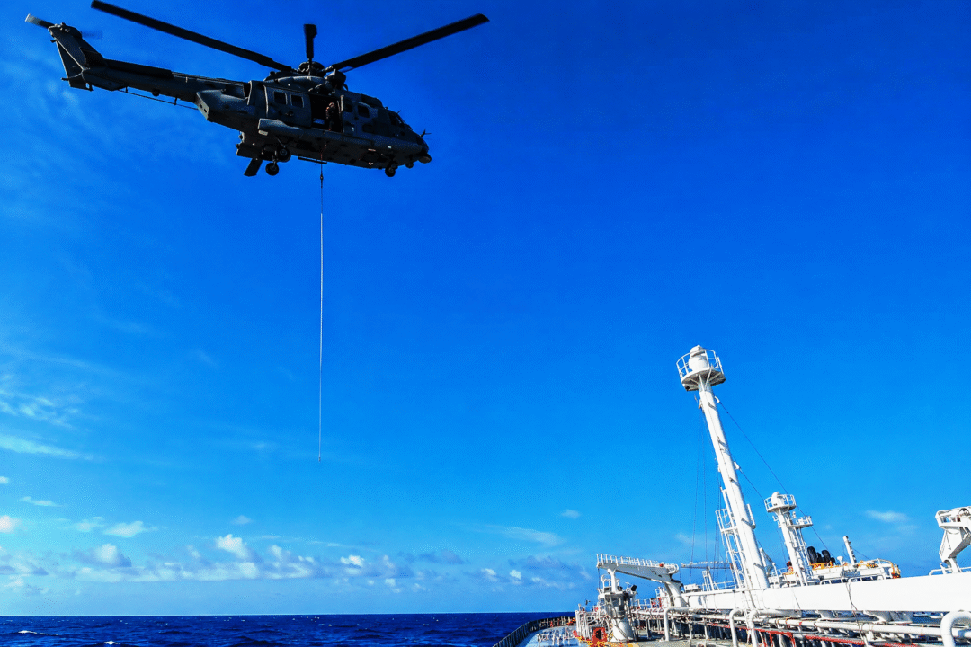 H-36 Caracal da FAB faz resgate em alto mar em coordenação com a Marinha_Imagem Marinha do Brasil