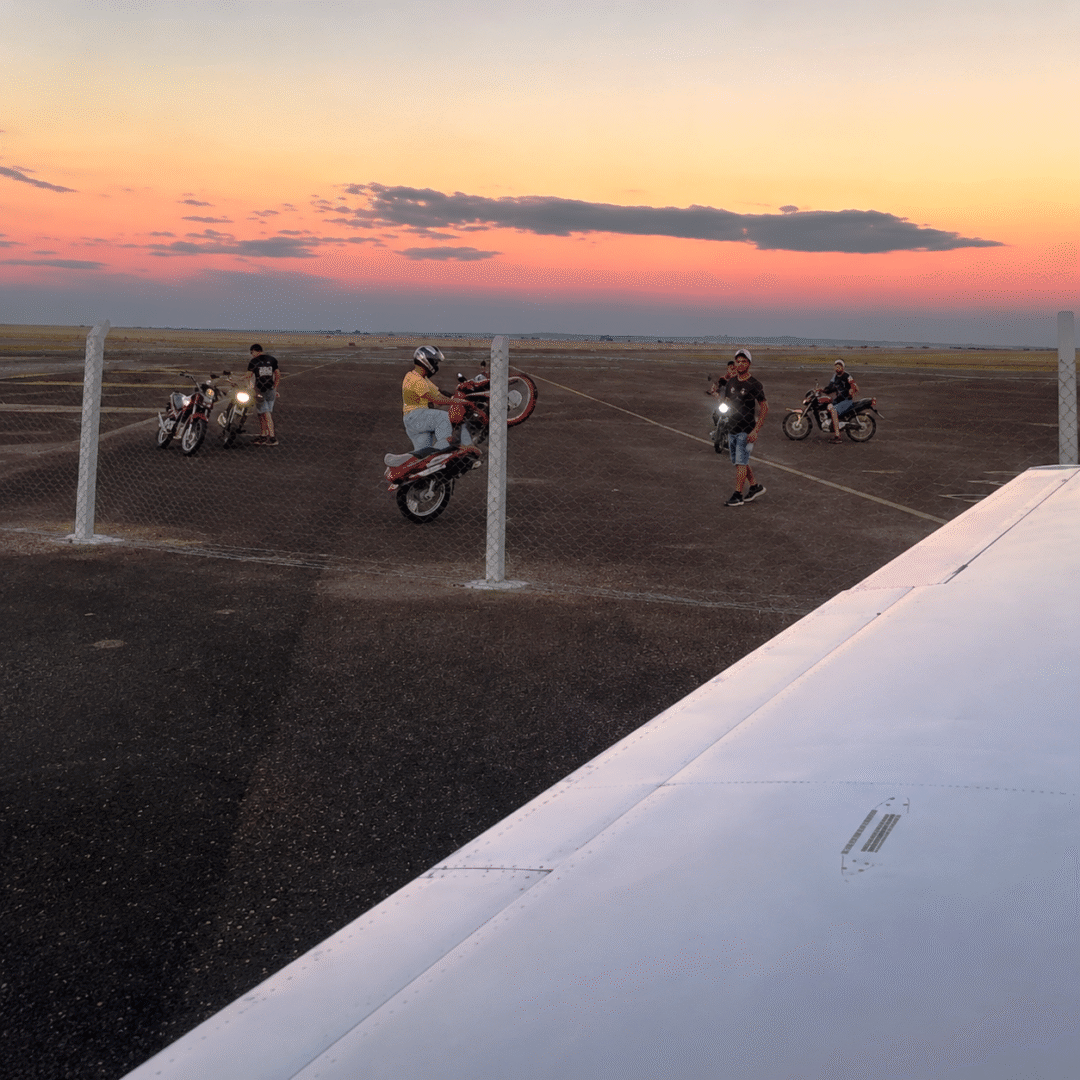 Motociclistas fazendo manobras perto de avião em Anápolis_Imagem Reporter Anápolis.