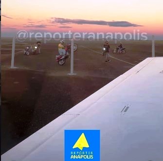 Motociclistas-fazendo-manobras-perto-de-aviao-em-Anapolis_Imagem-Reporter-Anapolis.