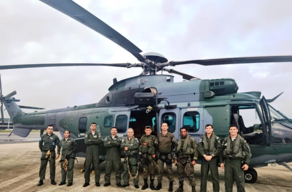 Tripulacao-do-H-36-Caracal-que-realizou-o-resgate-do-tripulante-do-navio-tanque_Imagem-FAB.