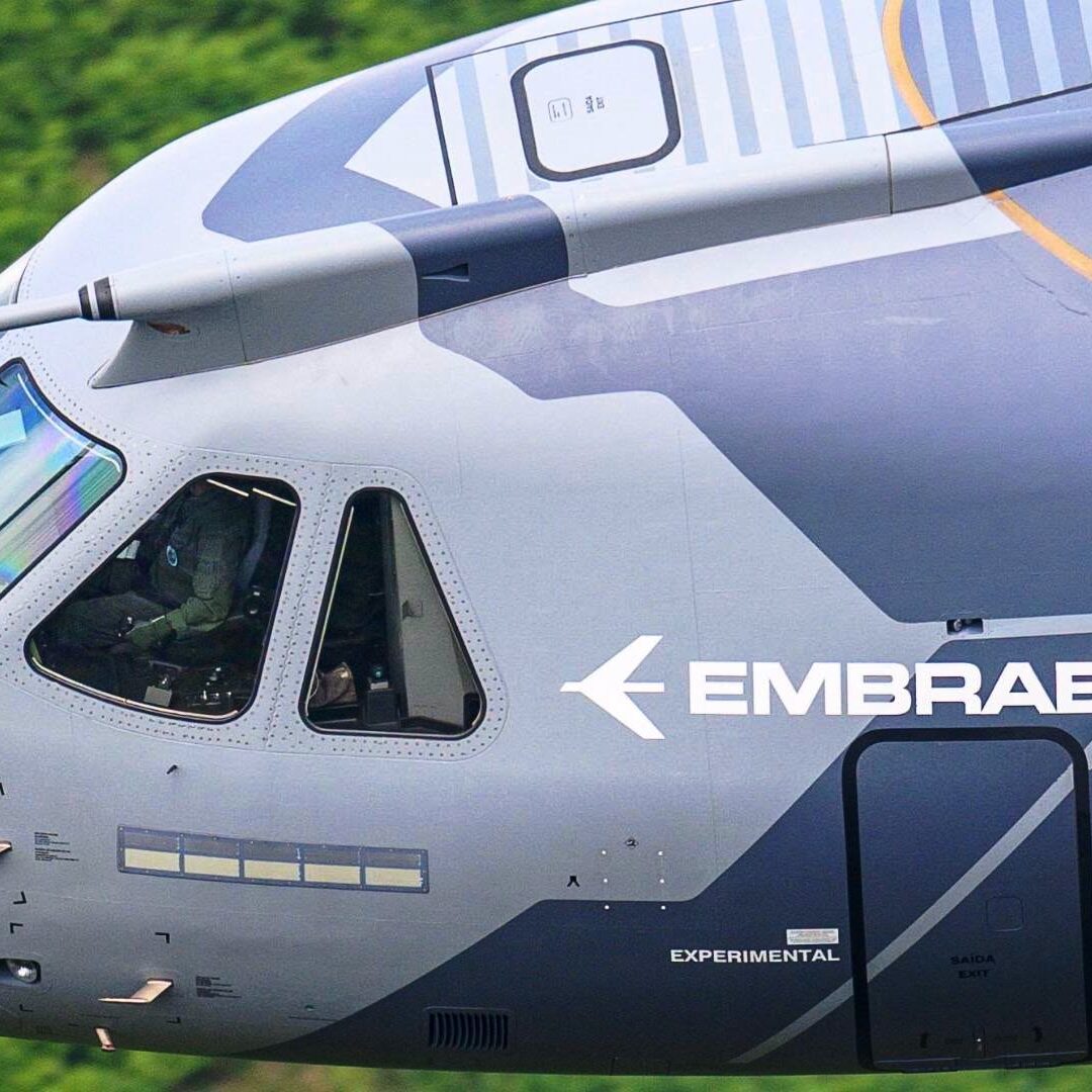 KC-390 da Embraer faz voo inédito pelo Mach Loop no Reino Unido e demonstra capacidade tática