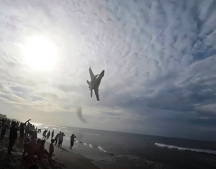 F-A-18-Super-Hornet-dos-Blue-Angels-realiza-rasante-sobre-a-praia-de-Pensacola_Imagem-divulgacao