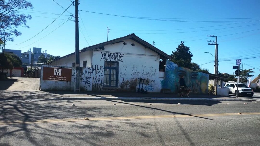 Monumento-Historico-Casa-do-Piloto-abandonada-no-bairro-do-Campeche-em-Florianopolis_Imagem-Aviacao-em-Floripa