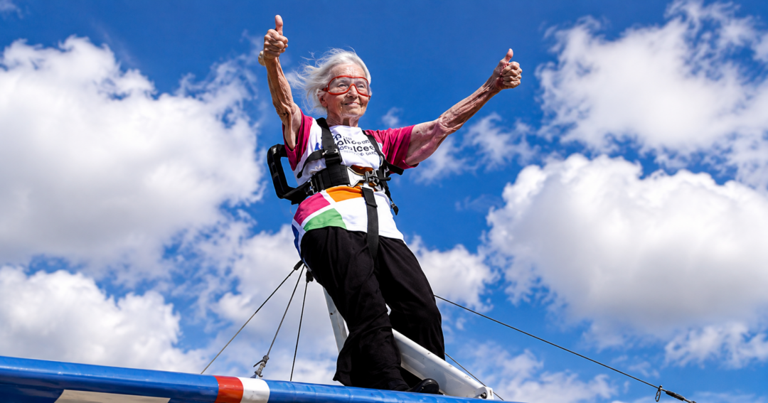Britânica de 97 anos quebra recorde mundial de wing walking_Imagem Divulgação 2