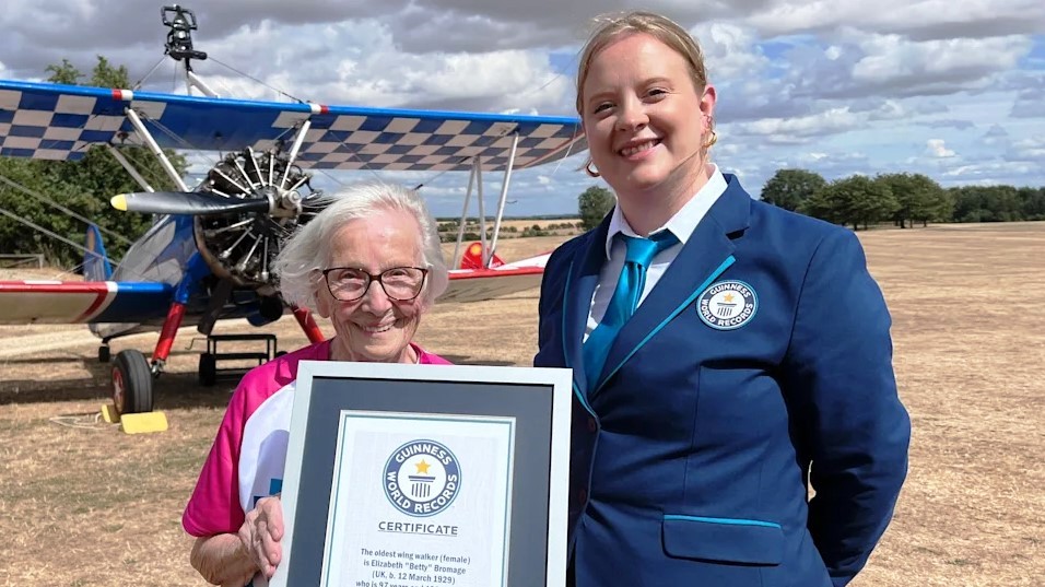 Britanica-de-97-anos-quebra-recorde-mundial-de-wing-walking_Imagem-Divulgacao-6