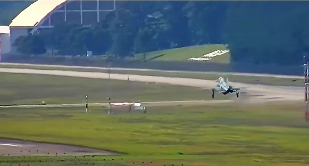 F-5-da-FAB-em-Guarulhos-apos-pouso-no-Aeroporto-Internacional-de-Sao-Paulo_Imagem-Golf-Oscar-Romeo-1-1