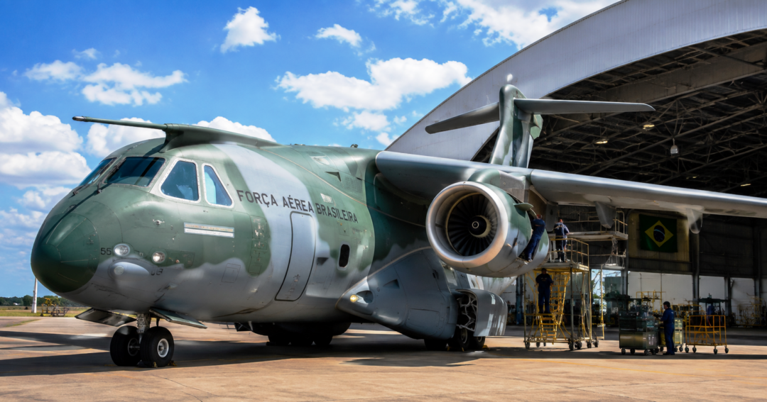 KC-390 Millennium da Força Aérea Brasileira em manutenção em um hangar_Imagem Ilustrativa