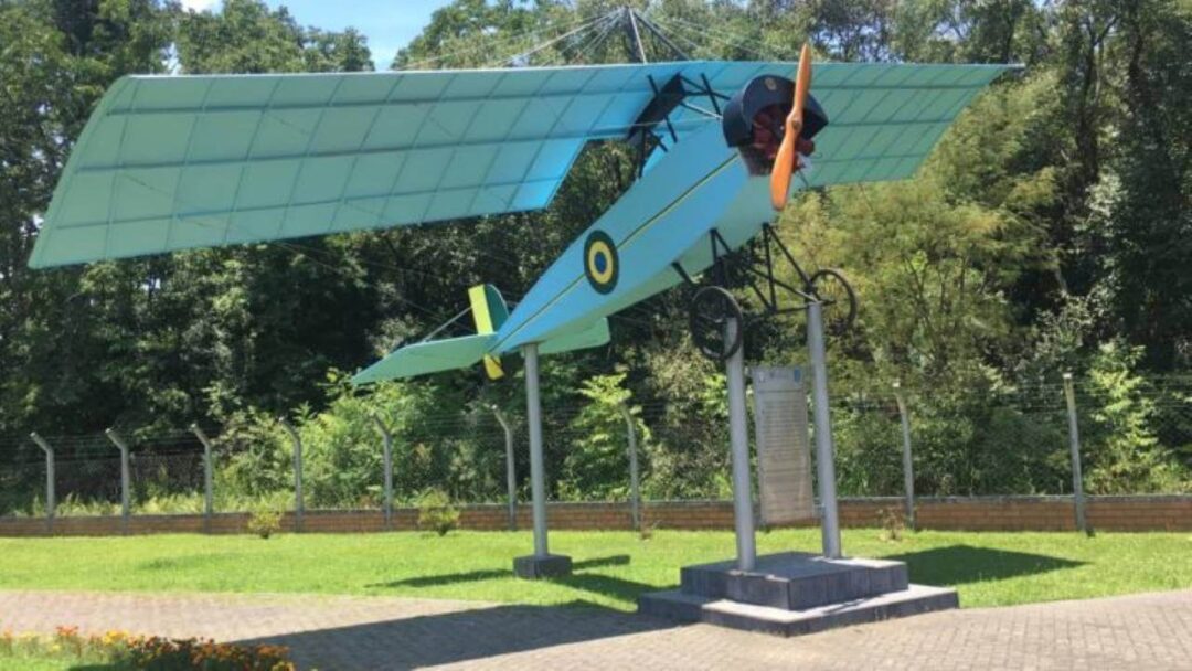 Replica do Aviao Militar Morane Saline usado pelo patrono da Aviacao do Exercito Ricardo Kirk Imagem Prefeitura de Porto Uniao PR
