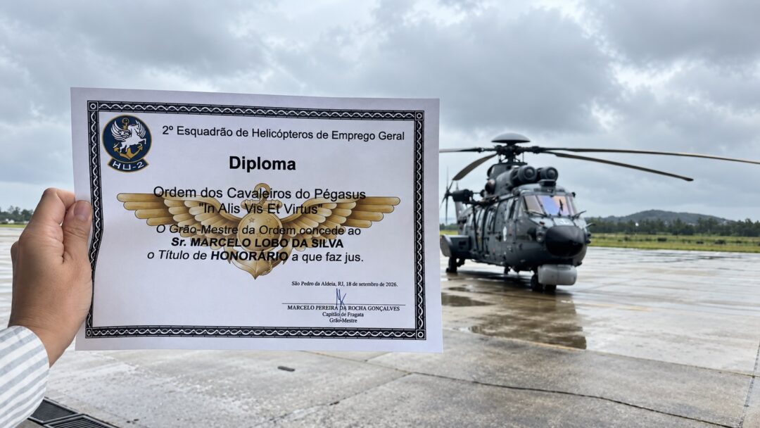 Diploma-concedido-a-Marcelo-Lobo-com-helicoptero-do-Esquadrao-Pegasus-HU-2-ao-fundo.