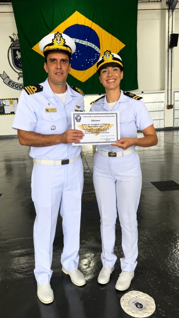 Militares da Marinha do Brasil exibem diploma concedido a Marcelo Lobo pelo Esquadrão Pégasus HU-2