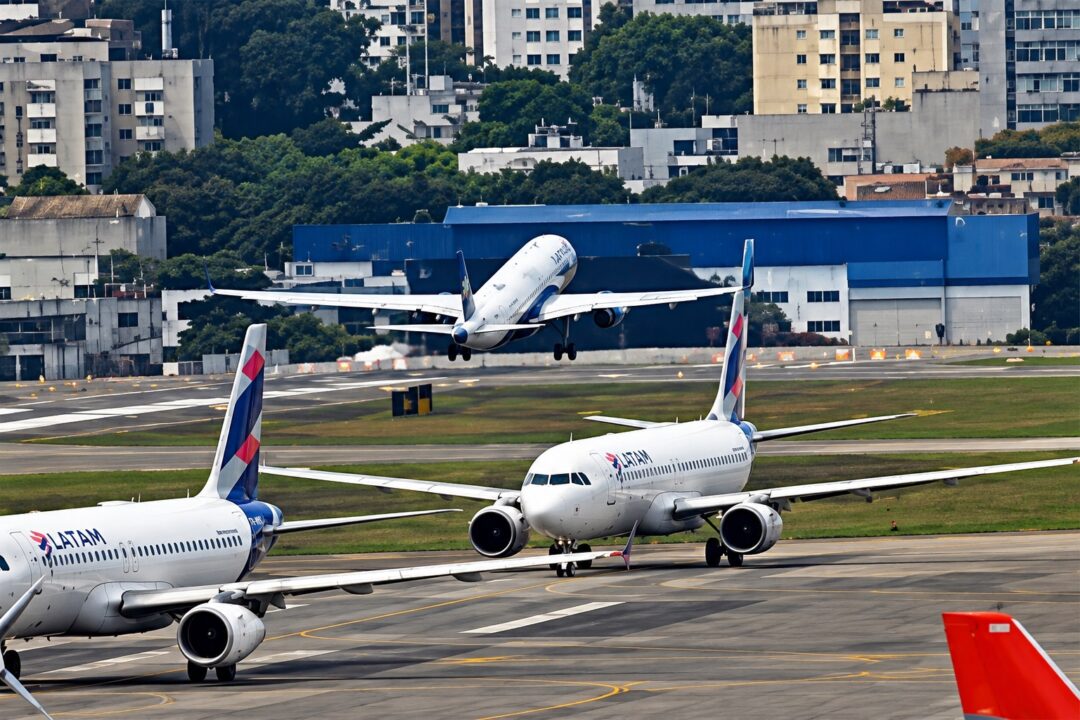 Aviao-da-Azul-usa-toda-a-pista-de-Congonhas-durante-decolagem-do-Embraer-E195-E2_Imagem-Golf-Oscar-Romeo-1